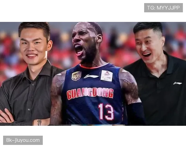 特写：威姆斯命中关键中投后，与场边杜锋指导击掌庆祝